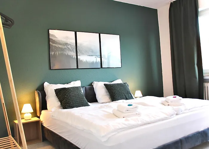 Grosse 6 Personen Wohnung I Balkon I Zentral I Boxspringbett I Wifi